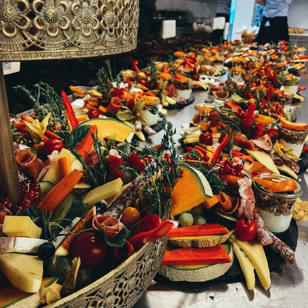 Buffetplatte mit Käse, Aufschnitt und Obst.