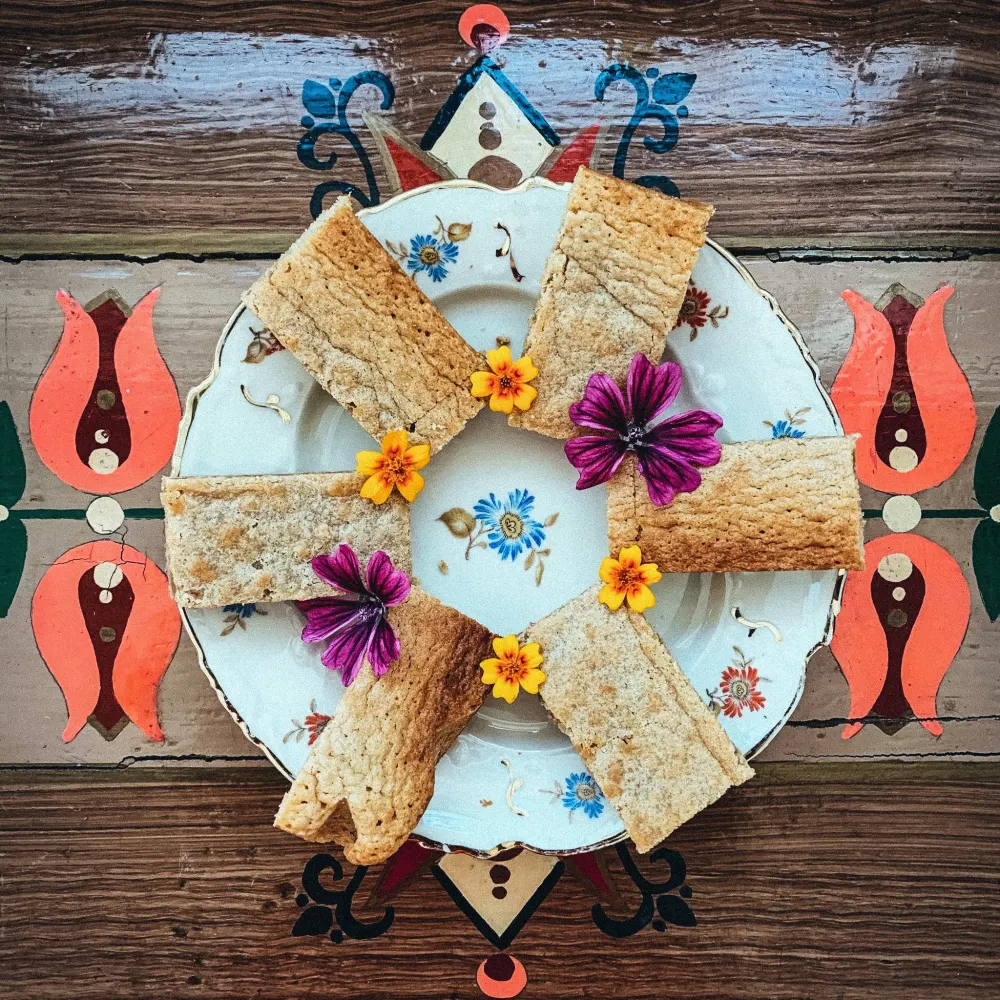Gebäck mit essbaren Blüten.