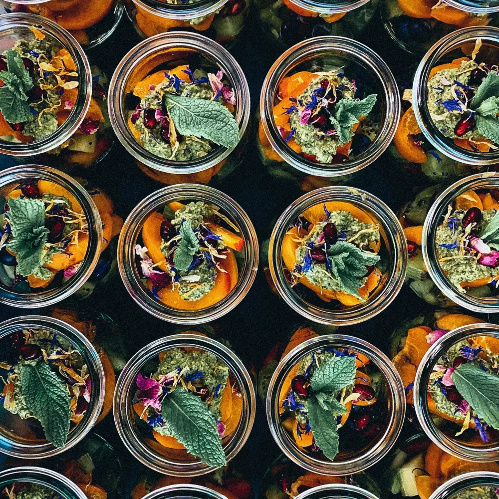 Geschichtete Desserts im Glas.